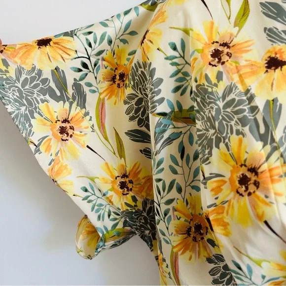 Astr Green and Blue Flutter Sleeve Crop Blouse - Picture 4 of 8